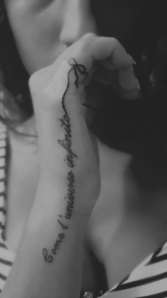 Come l'universo infinito, la scritta tatuata sul fianco della mano di mia figlia