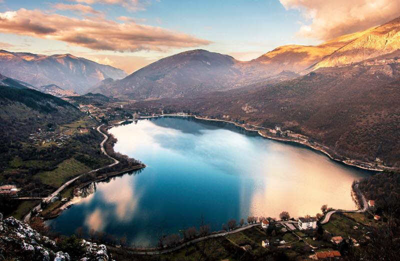 Luoghi a forma di cuore, lago di Scanno, Italia