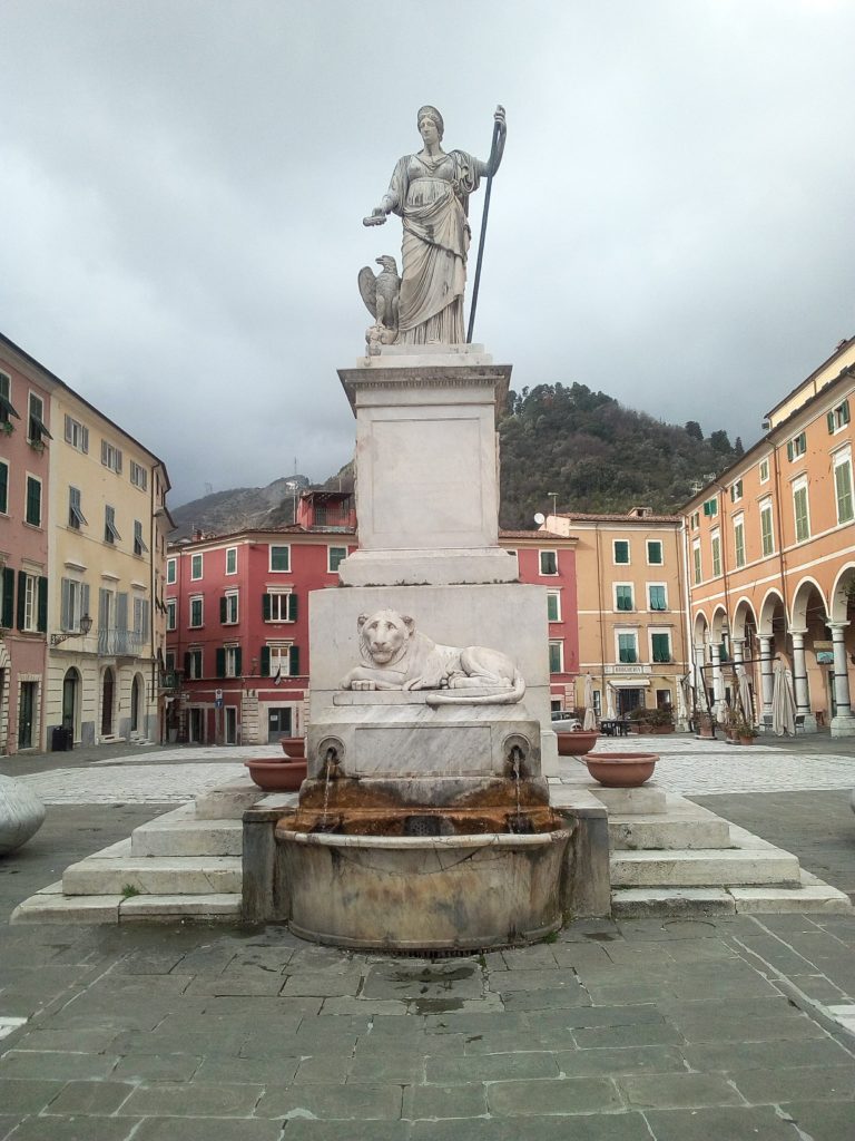 Piazza Alberica, dettaglio della fontana dedicata a Maria Beatrice d'Este