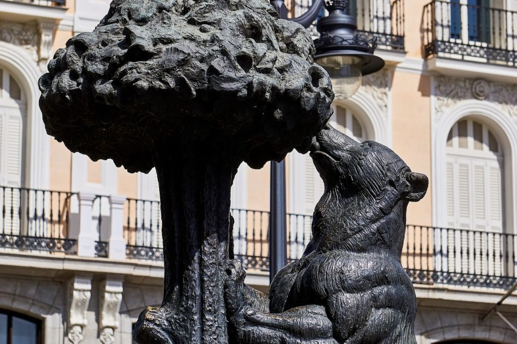 Plaza Puerta del Sol, statua L'orso ed il corbezzolo simboli  di Madrid
