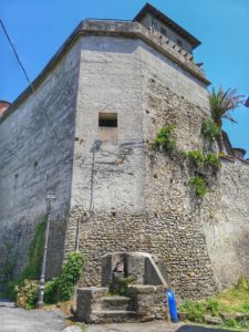 Castello di Monti di Licciana, scorcio delle mura e fontana del borgo