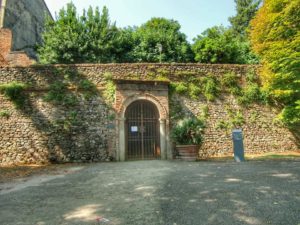 Santarcangelo di Romagna, ingresso grotte tufacee