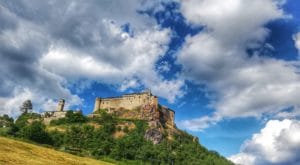 Castello di Bardi, la vista salendo dal basso