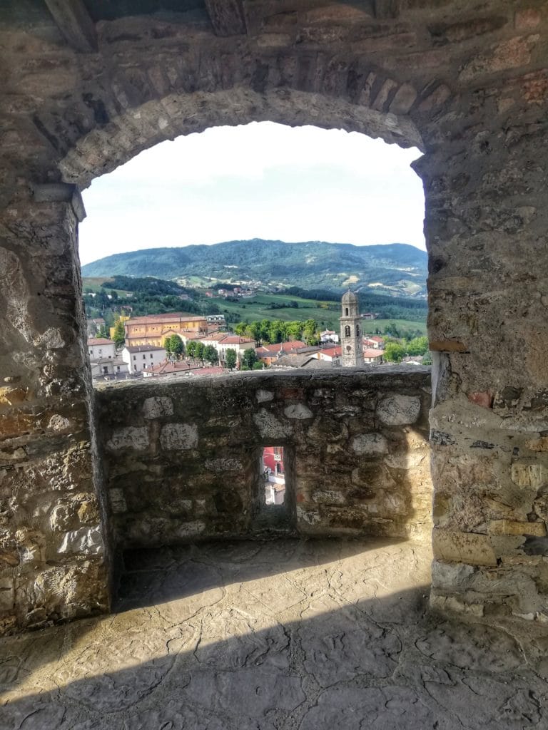 Castello di Bardi, vista sulla valle dal camminamento