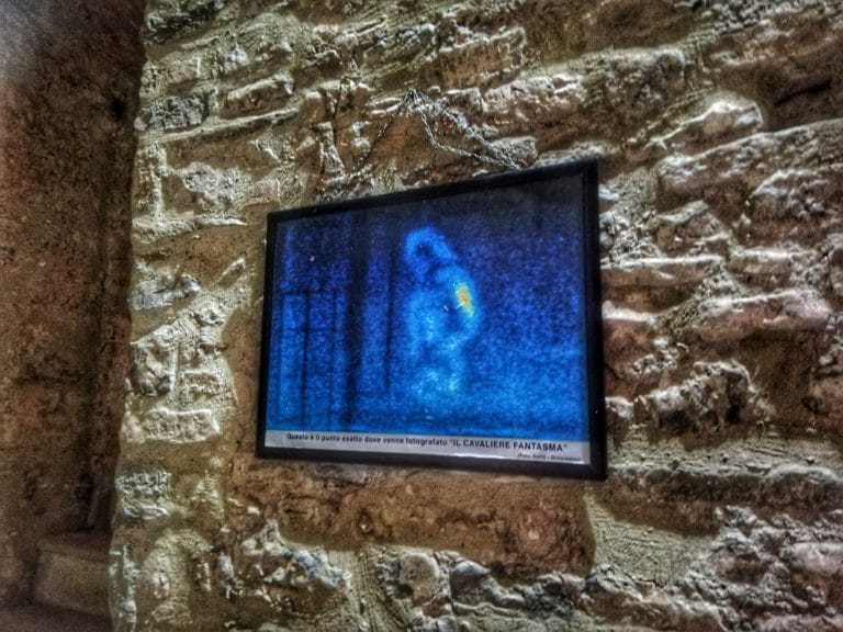 Fantasma di Bardi, la foto appesa ai piedi della torre