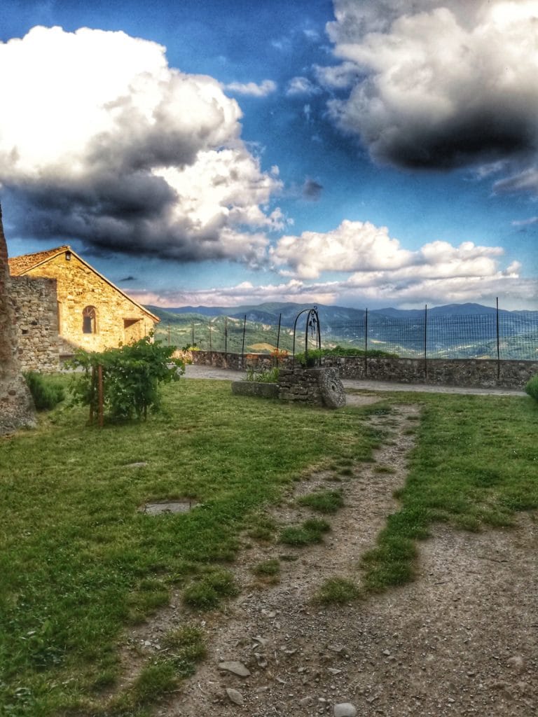 Castello di Bardi, Cortile del Pozzo