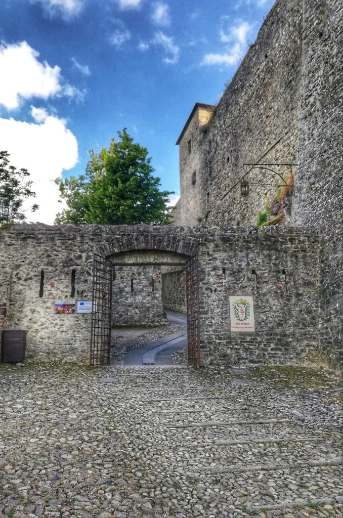 Castello di Bardi, primo ingresso