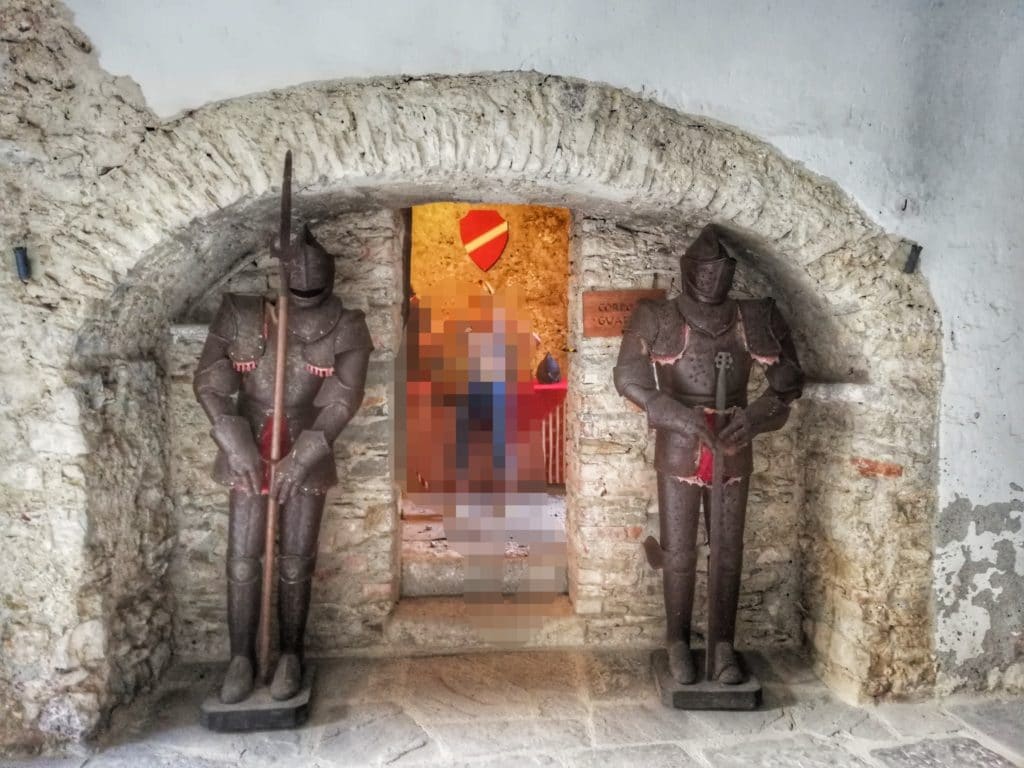 Castello di Bardi, armature all'ingresso del corpo di guardia
