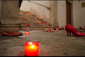 Scarpe rosse esposte a Sarzana in occassione dell giornata contro la violenza sulle donne