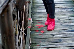 Scarpe rosse simbolo antiviolenza, scarponcini rossi