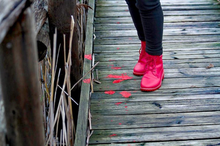 Scarpe rosse simbolo antiviolenza, scarponcini rossi