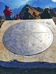 escursione sul Monte Sagro, rosa dei venti sulla vetta