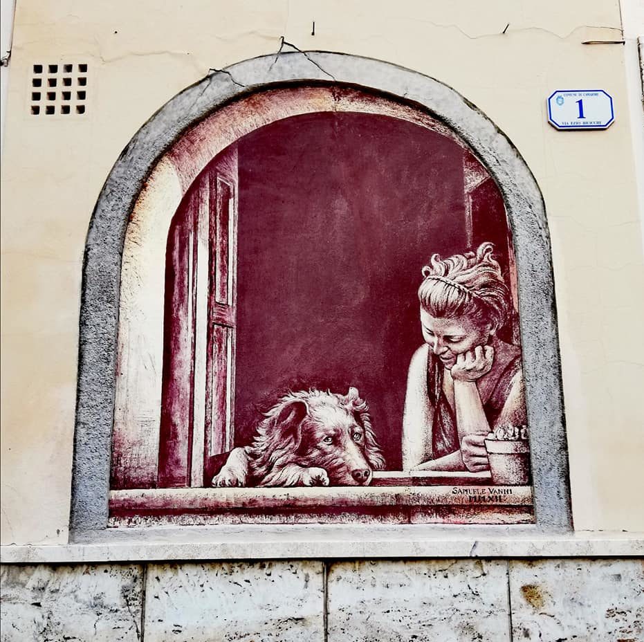 Casoli paese dei graffiti, ragazza e cane alla finestra