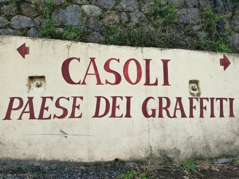 Casoli paese dei graffiti, ingresso al paese