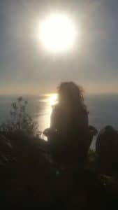 tecniche di rilassamento, io in meditazione sul Monte Muzzerone, Liguria