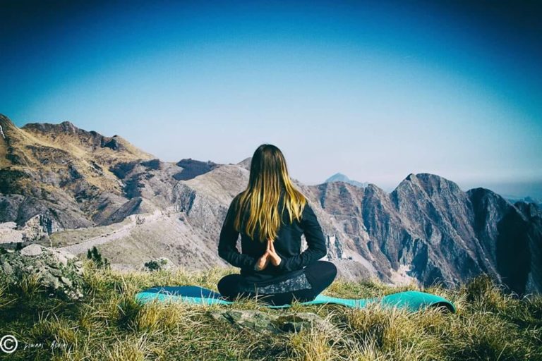 Tecniche di respirazione per rilassarsi, meditazione in montagna