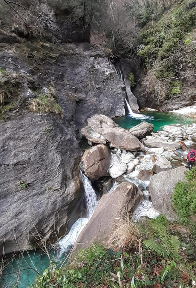 Vista della Cascata di Malbacco arrivando dal sentiero, in inverno