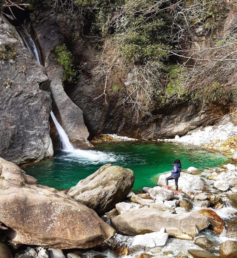 Io rapita dalla bellezza delle Cascate di Malbacco durante la mia visita in inverno