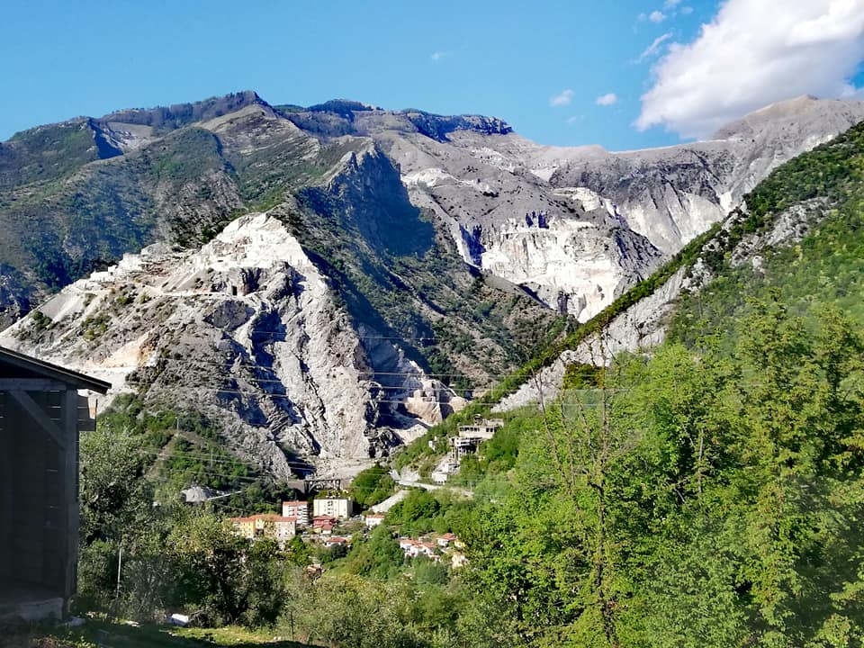 Vista sulle cave dal Sentiero Gragnana Monte d'Arme.