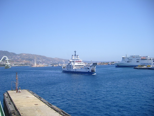 Come arrivare in Sicilia in nave, navi nello stretto di Sicilia