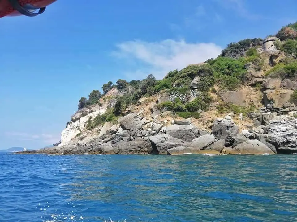 Punta Bianca, Liguria, scogliera e bunker visti dal mare