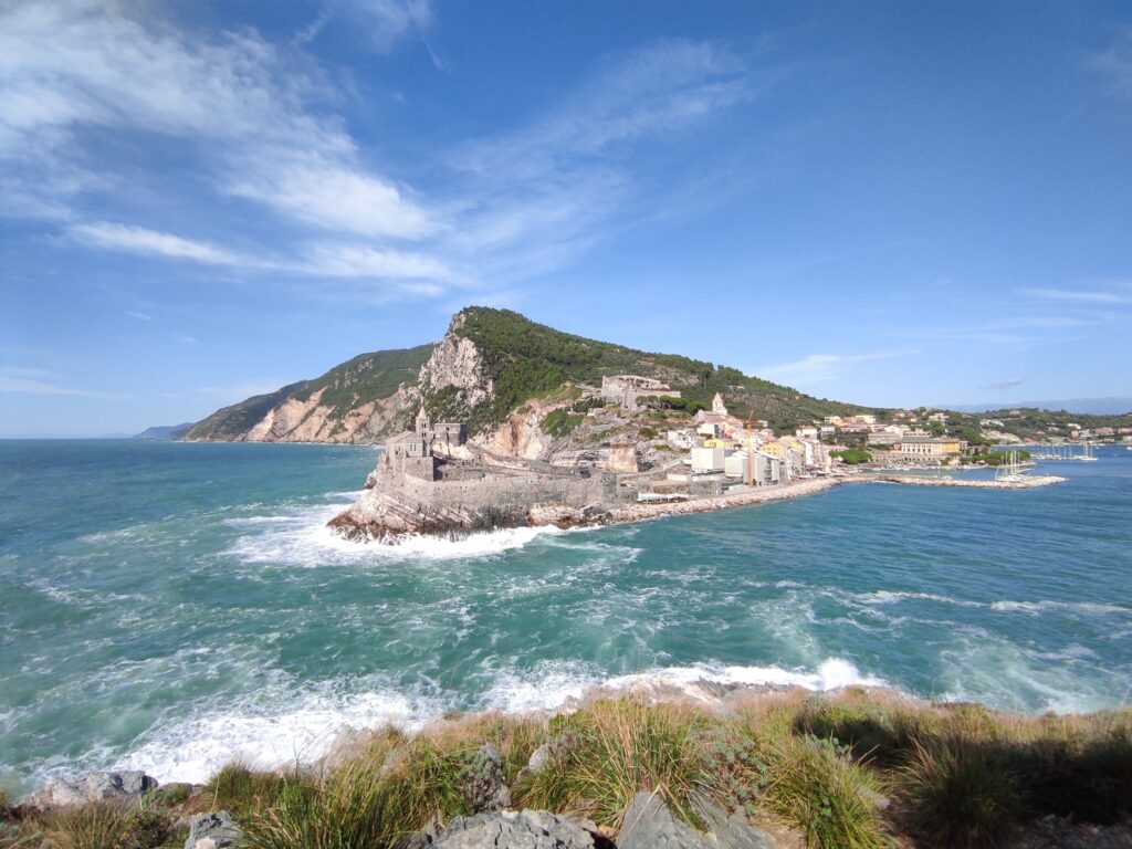 Trekking isola Palmaria, vista sullo stretto delle bocche, sulla chiesa di San Pietro e sulla costa