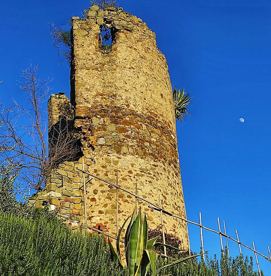 Castello di Moneta, le rovine di una torretta