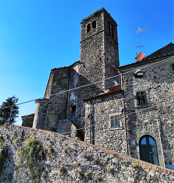 Pulica Fosdinovo, la torre ed uno scorcio del borgo