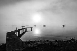 Caligo la nebbia del mare avvolge le barche