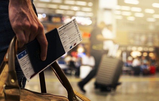 Viaggiare per turismo nonostante il Covid, persone in aeroporto