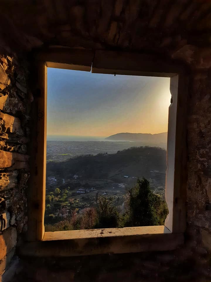 Vista sul mare dai Castelletti di Fossola