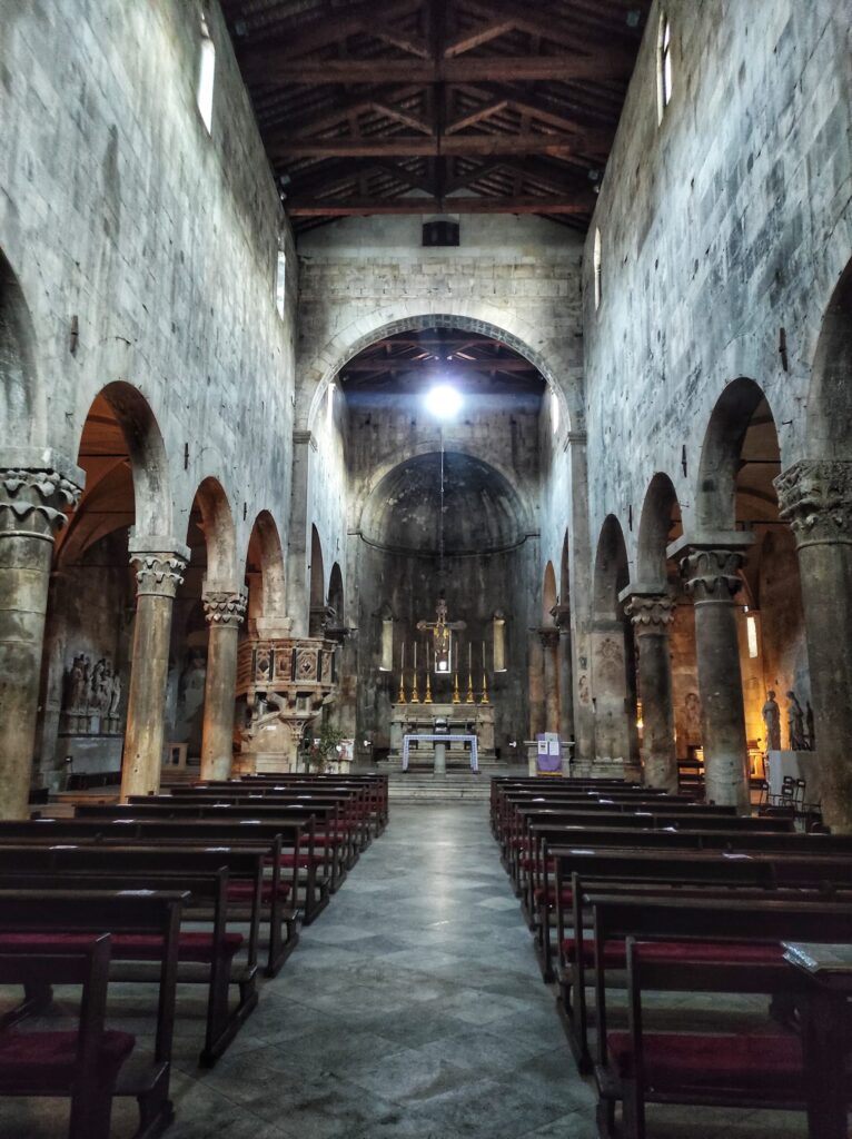 Interno del Duomo di Carrara