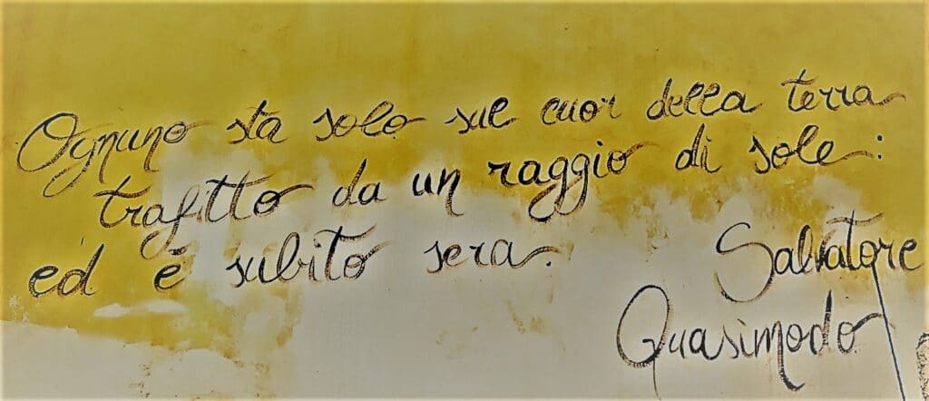 Poesie sulla solitudine, su un muro la poesia di Quasimodo "Ognuno sta solo sul cuor della terra trafitto da un raggio di sole. Ed è subito sera."