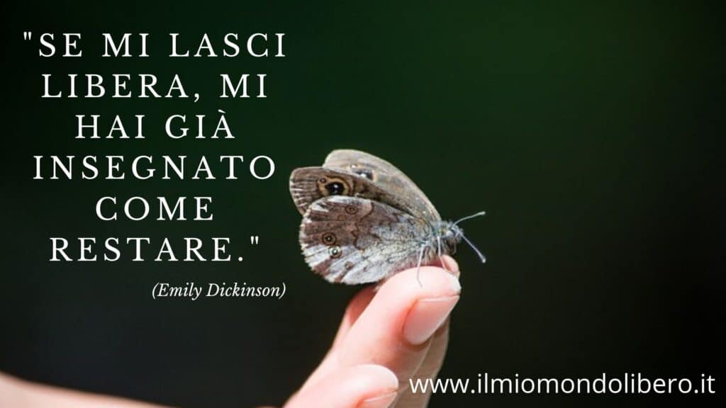 Falena appoggiata si dita di una mano con la Frase sulla libertà ""Se mi lasci libera, mi hai già insegnato come restare." (Emily Dickinson)