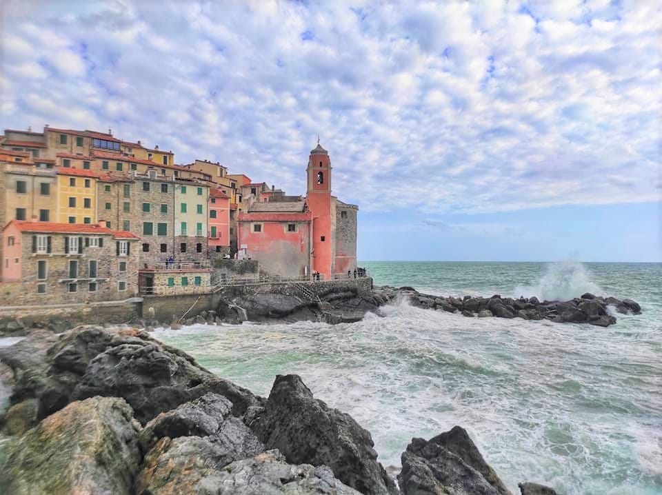 Tellaro, uno scrocio del borgo visto dalla scogliera