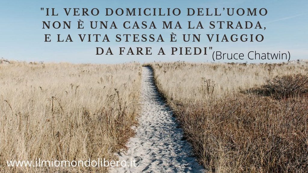 Frasi sul viaggio Bruce Chatwin: Il vero domicilio dell’uomo non è una casa ma la strada, e la vita stessa è un viaggio da fare a piedi.