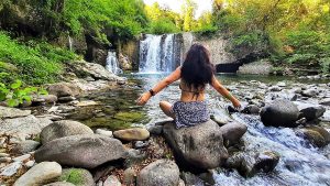 Meditazione alla cascata di Corlaga