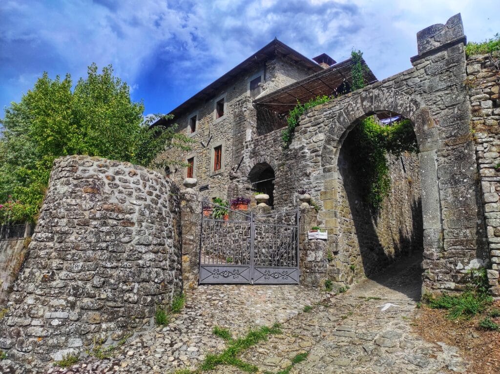 Porta borgo Casola in Lunigiana