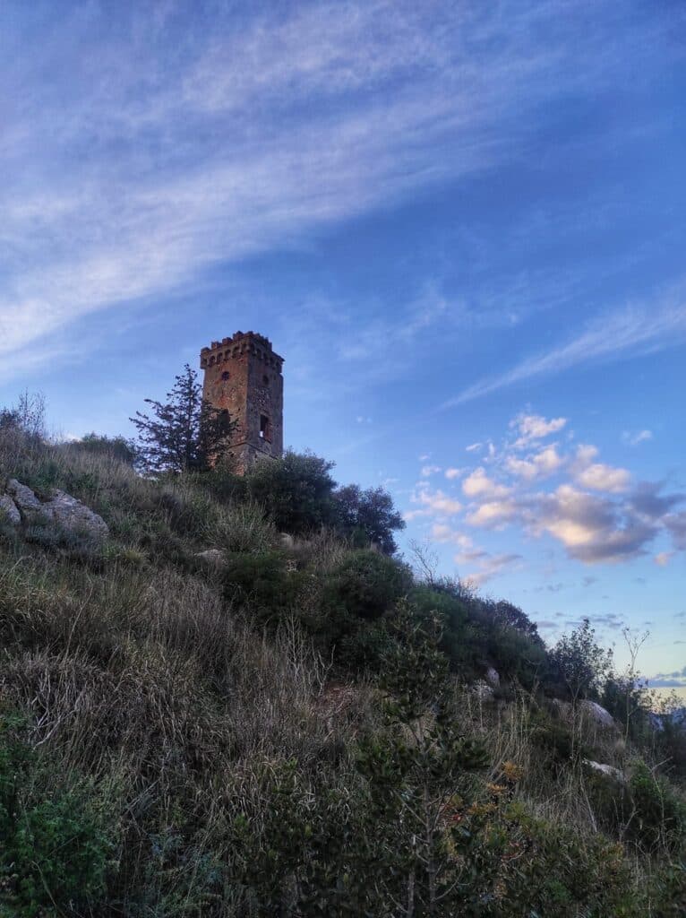 Torre di Caprona vista dal sentiero che sale