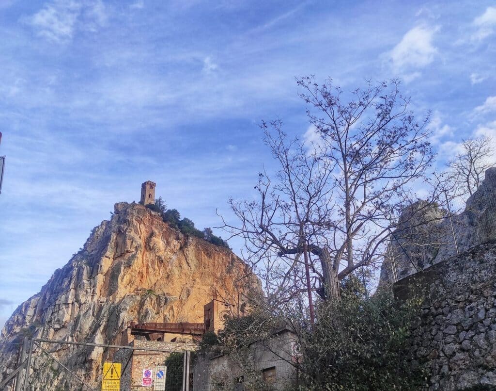 Torre di Caprona vista dal paese