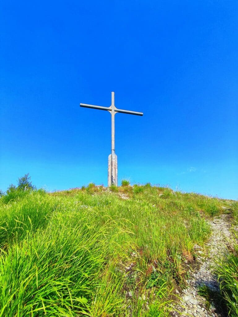 La croce del Monte Folgorito, la più grande delle Apuane