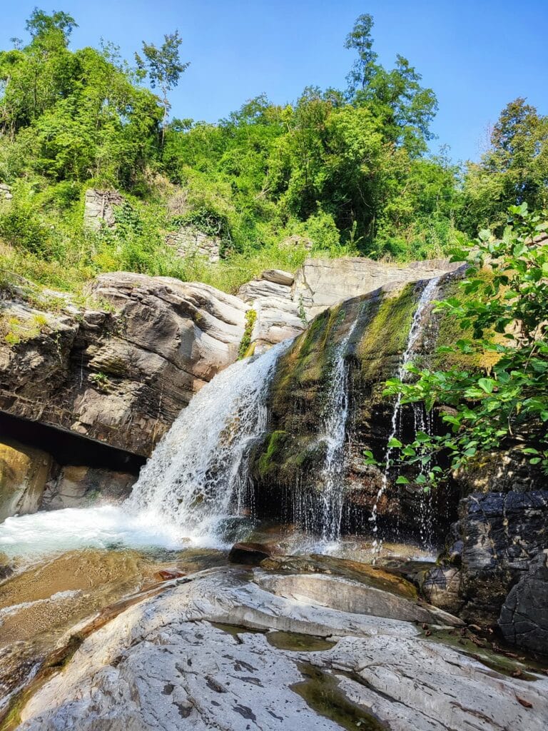 Bozzi di Treschietto, la cascata sotto al vecchio ponte