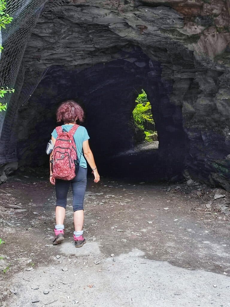 All'ingresso del tunnel per entrare nel sito delle Miniere di Calcaferro