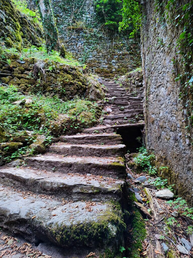 Miniera di Calcaferro una scalinata inpietra tra gli edifici