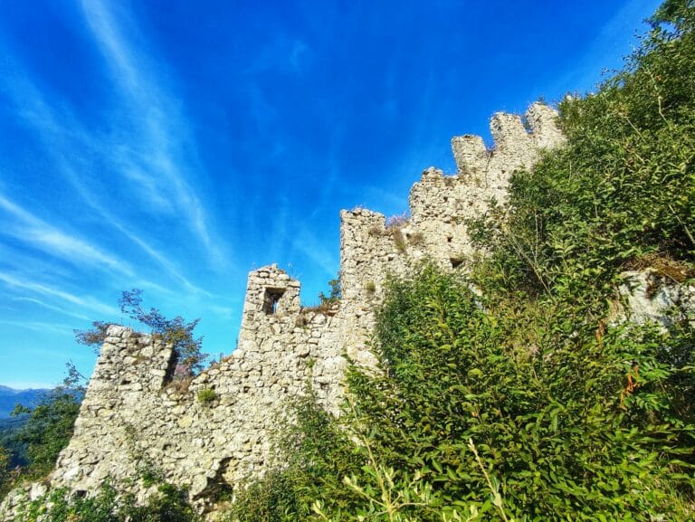 Il Castellaccio di Aiola, le mura merlate