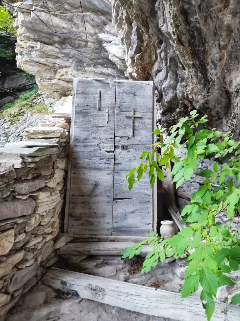 La porta originale dell'eremo di San Viviano