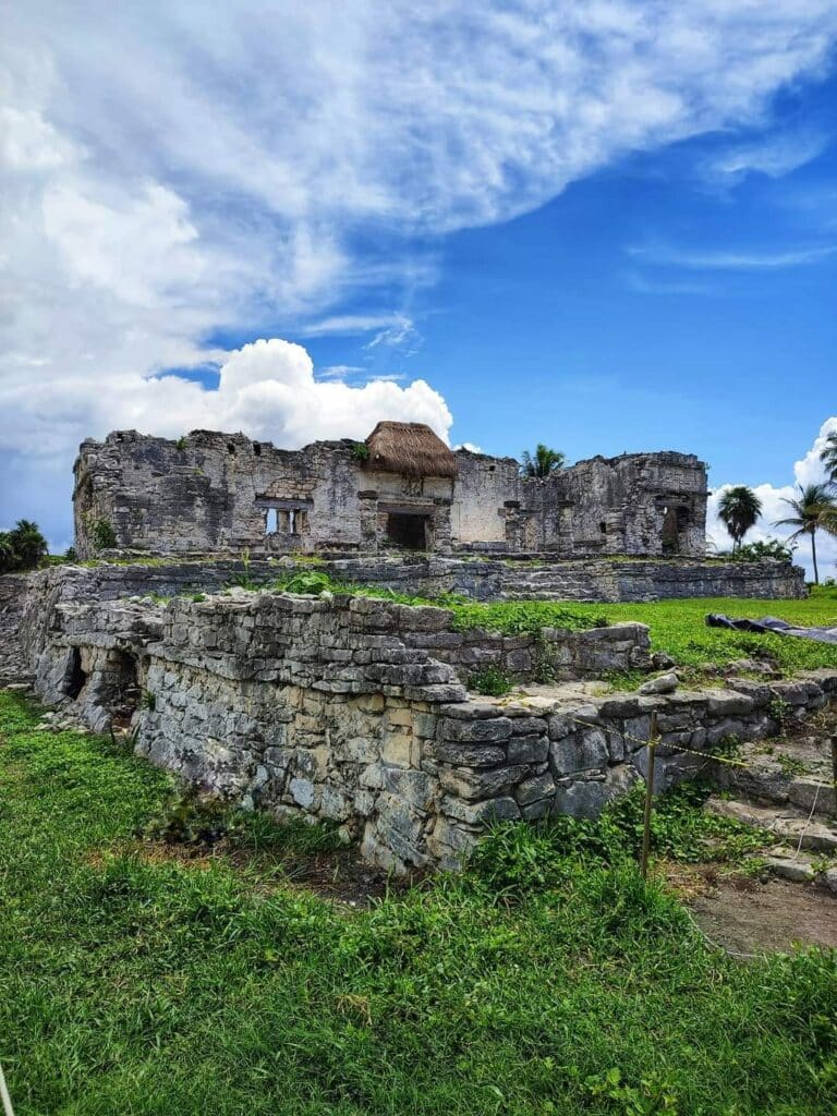 El Palacio o Casa dello Sciamano nel sito archeologico di Tulum