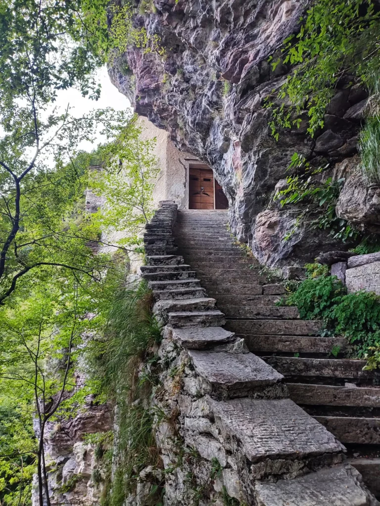 La scala che conduce all'ingresso dell'eremo di San Viviano