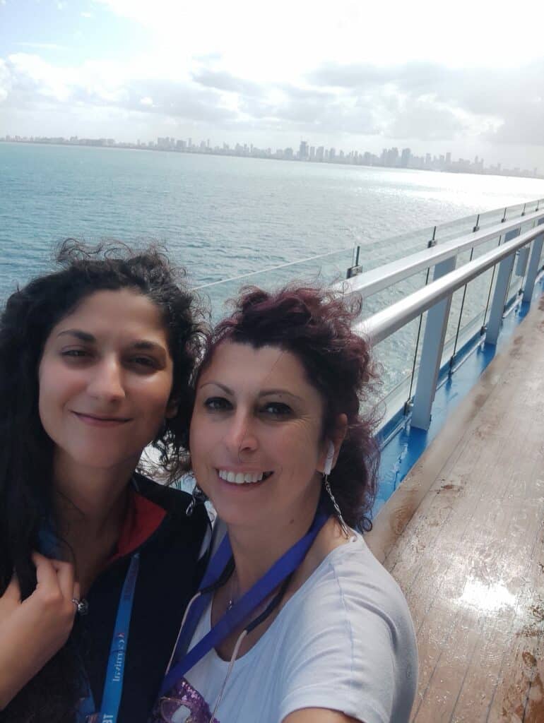 io e Nadine sul ponte mentre si salpa da Miami per la crociera ai caraibi sulla carnival celebration