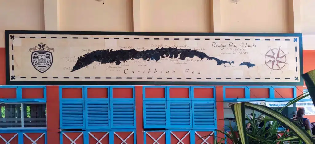 Mappa gigante di Roatan esposta presso il molo  croceristico